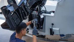 Schiffsmechaniker halten Schiffe instand