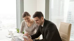 Der Kaufmann für Digitalisierungsmanagement stellt die neuen Arbeitsprozesse in einer Teambesprechung vor.