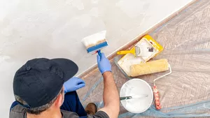 Maler und Beschichtungstechniker bei der Arbeit