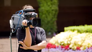 Videoproduzentin bei der Arbeit