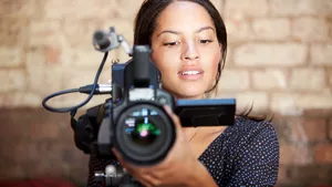 Kamerafrau bei der Arbeit