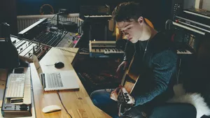 Tonmeister komponieren ihre eigenen Musikstücke.