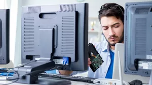 Fachinformatiker bei der Arbeit