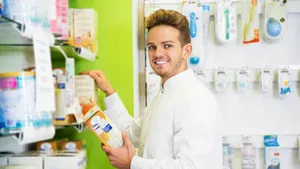 Drogist EFZ bei der Arbeit.