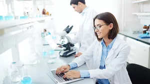 Physiklaborant bei der Arbeit