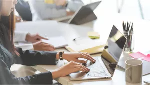 Bürofachkraft bei der Arbeit.