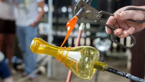 Glasmacher bei der Arbeit