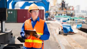 Fachkraft für Hafenlogistik bei der Arbeit