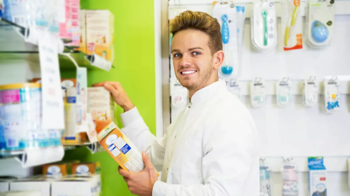 Drogist EFZ bei der Arbeit.