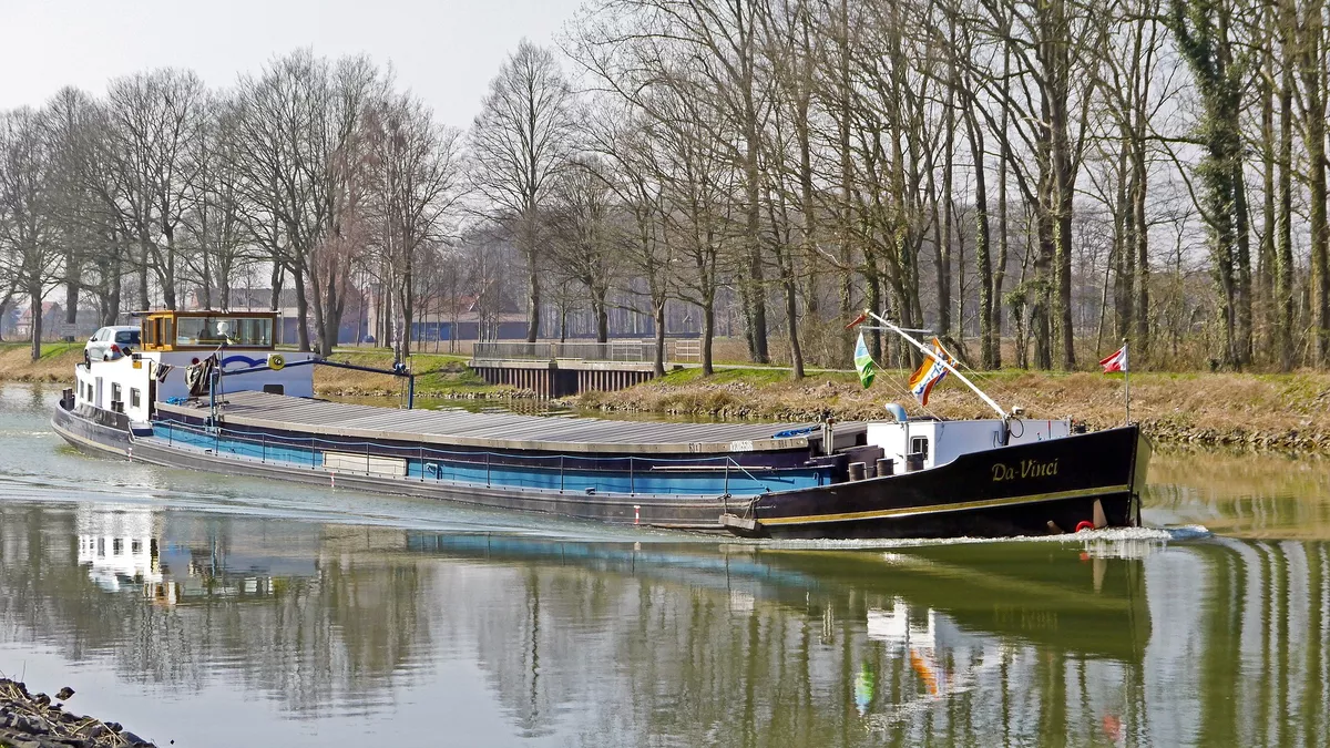 Binnenschiffer bei der Arbeit