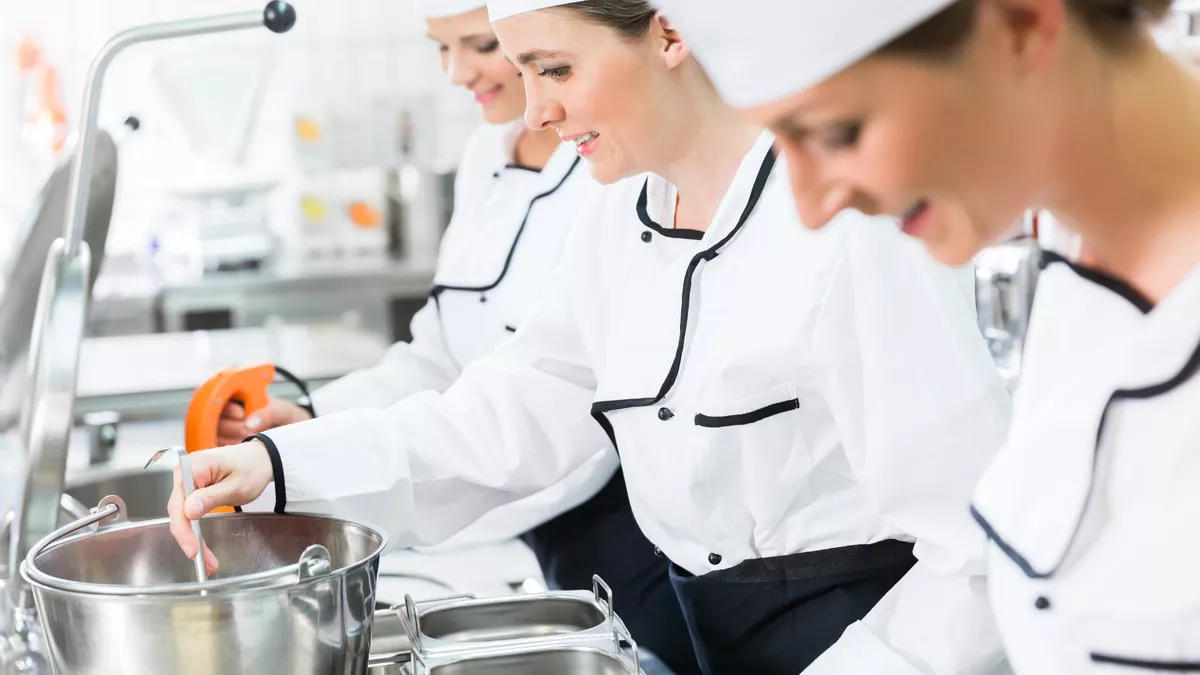 Systemgastronomiefachfrauen EFZ bei der Arbeit