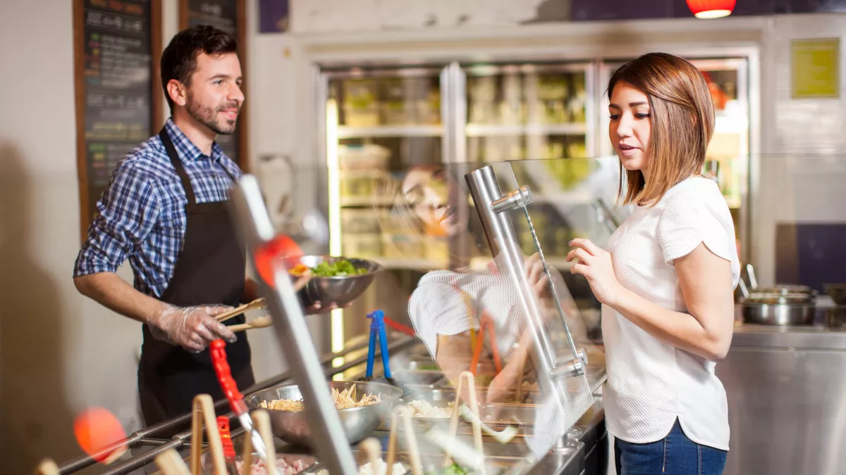 Fachmann für Systemgastronomie bei der Arbeit