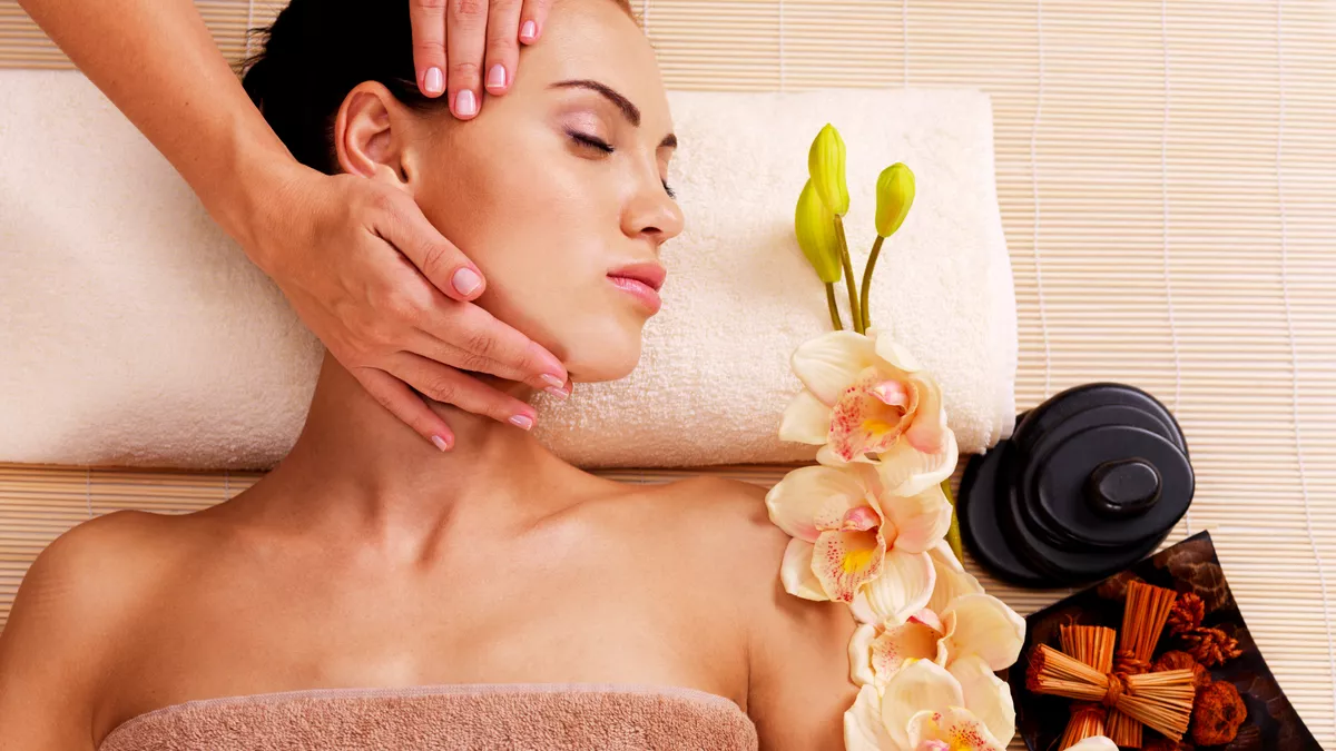 Masseur und Wellnesstherapeut bei der Arbeit