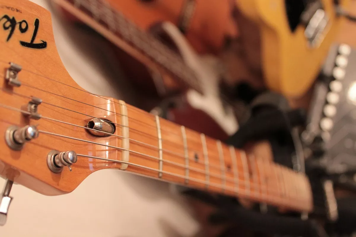 Gitarren werden von Zupfinstrumentenmachern gebaut