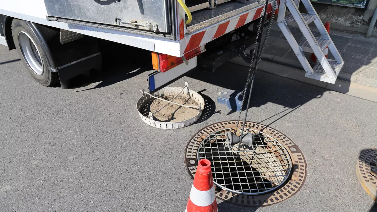 Fachkraft für Rohr-, Kanal- und Industrieservice bei der Arbeit