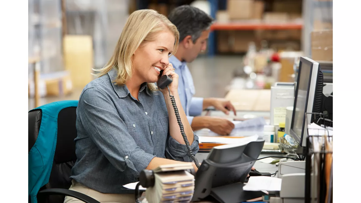 Logistikmanagerin bei der Arbeit