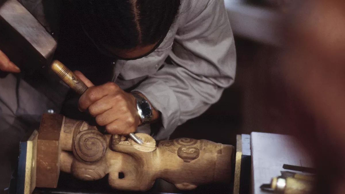 Holzbildhauer bei der Arbeit