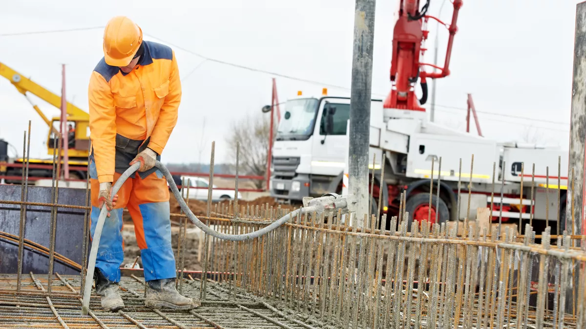 Beton- und Stahlbetonbauer bei der Arbeit