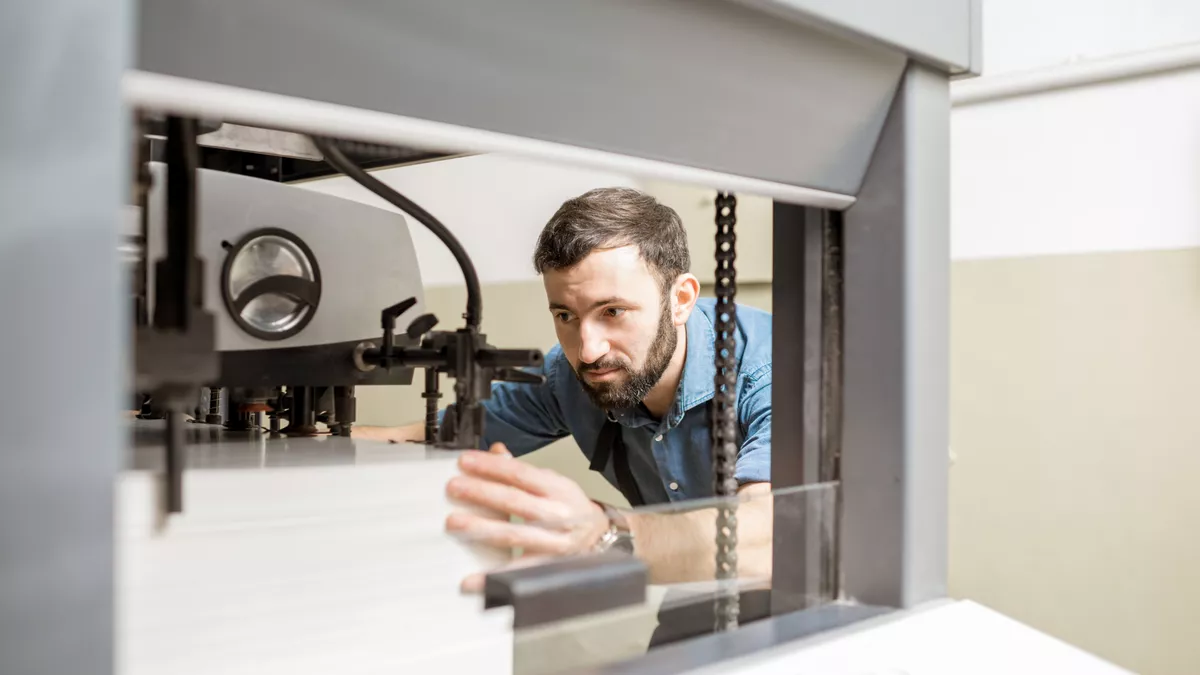 Papiertechnologe bei der Arbeit