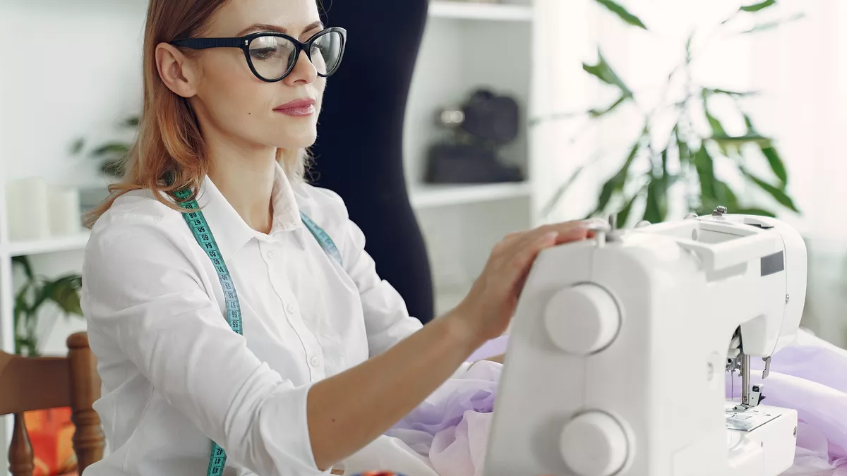 Änderungsschneiderin bei der Arbeit