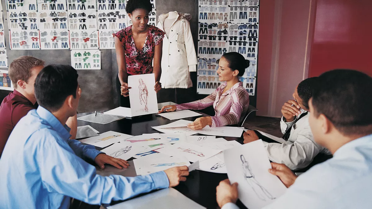 Bachelor of Arts Modemanagement bei der Arbeit