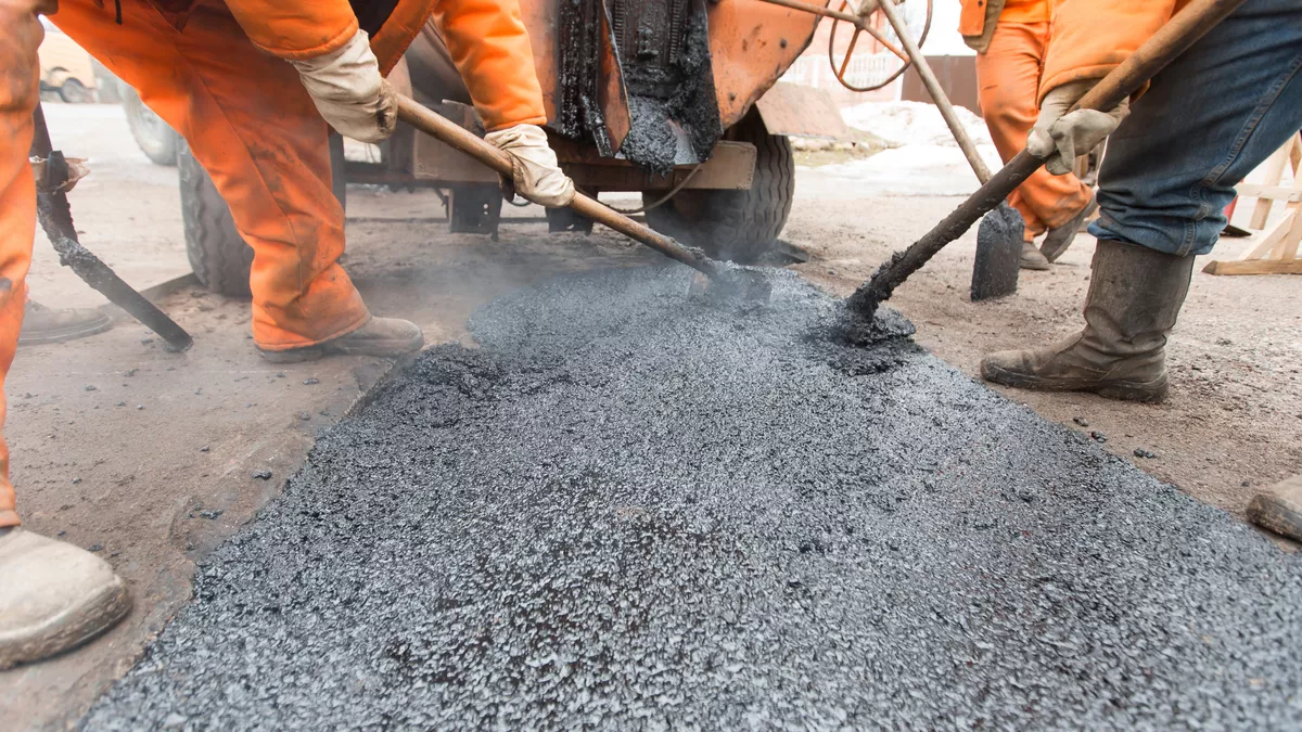 Fachkraft für Straßen- und Verkehrstechnik bei der Arbeit