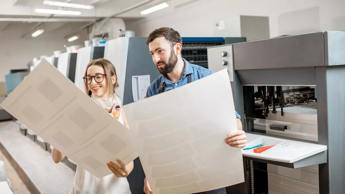 Medientechnologe Druck bei der Arbeit.