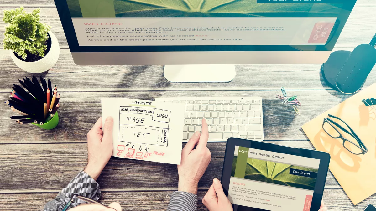 Mediendesigner Print & Web bei der Arbeit