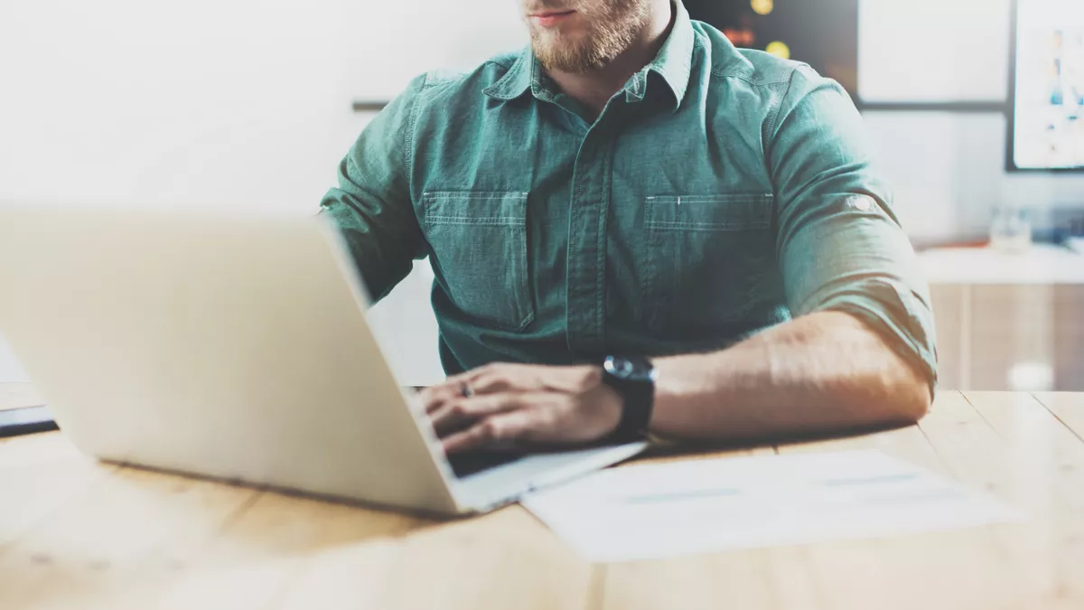 Bachelor of Arts BWL - Holzbetriebswirtschaft bei der Arbeit