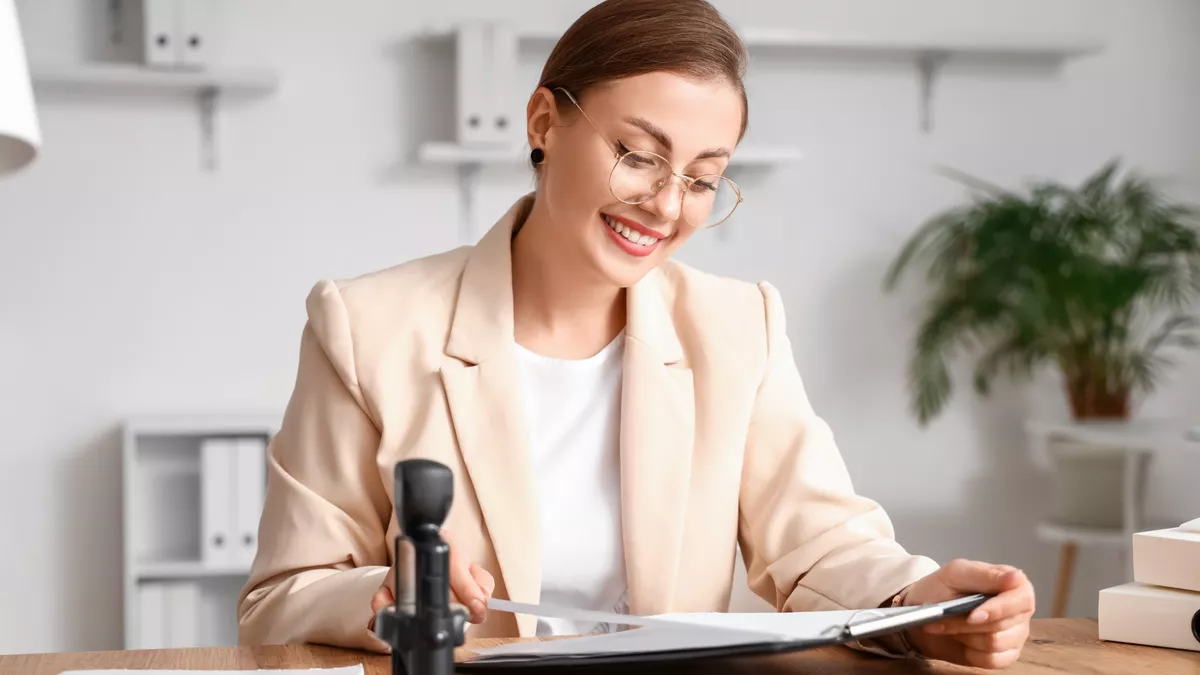 Notarfachangestellte bei der Arbeit.