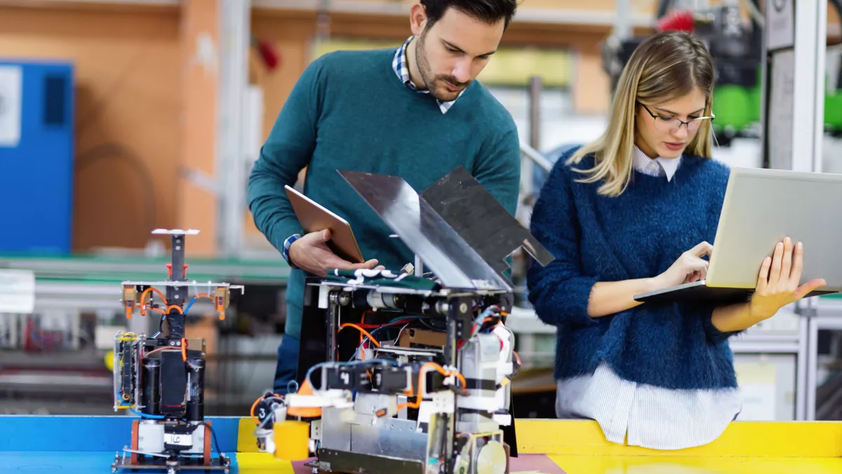 Bachelor of Engineering Mechatronik bei der Arbeit