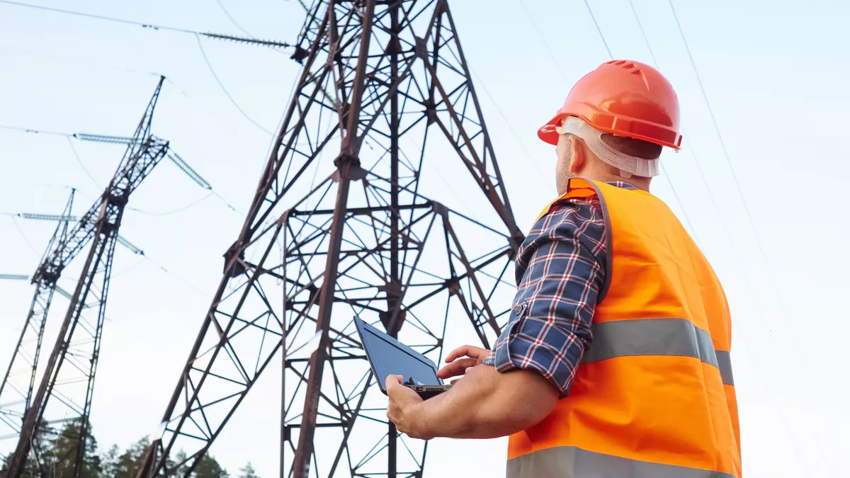 Staatlich geprüfter Elektrotechnikerbei der Arbeit