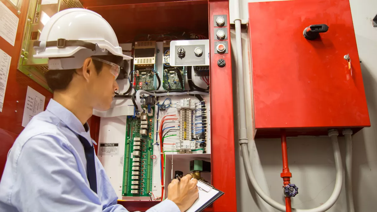 Elektroniker für Gebäude- und Infrastruktursysteme bei der Arbeit