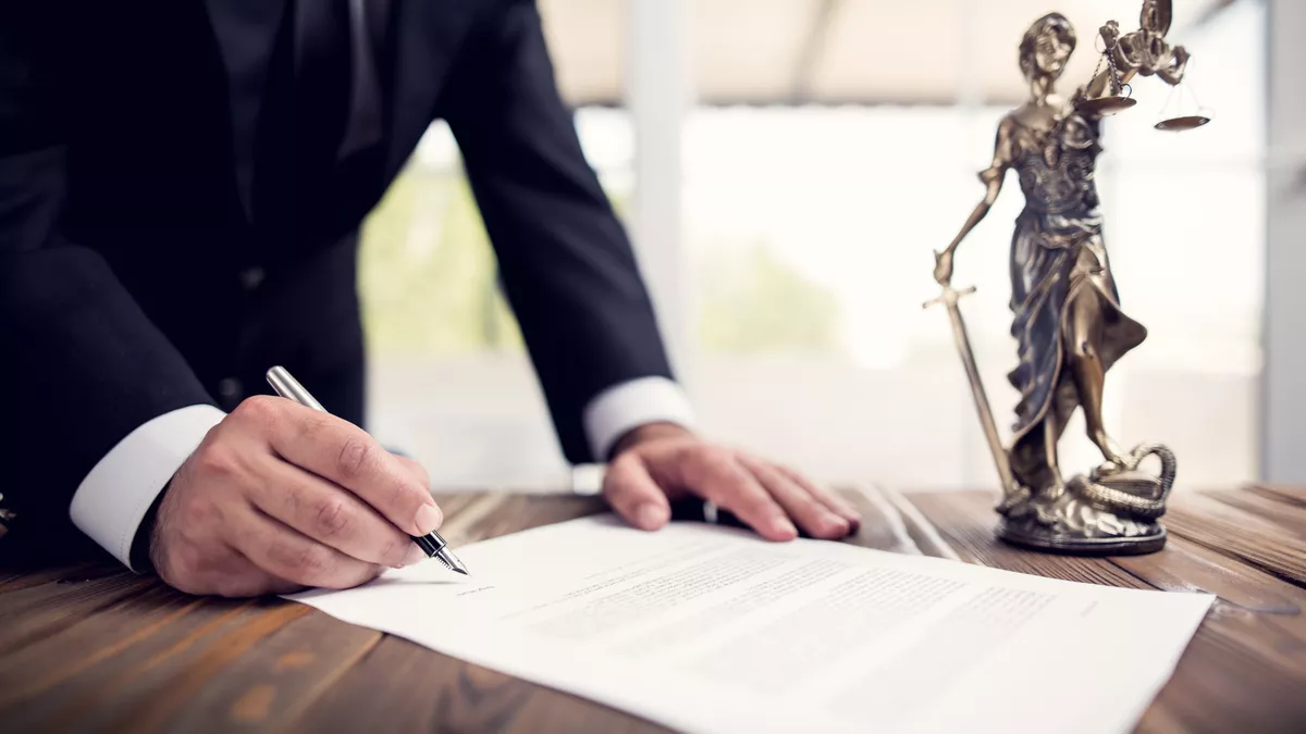 Beamter des mittleren Justizdienstes bei der Arbeit