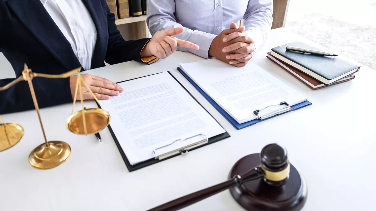 Justizfachangestellte bei der Arbeit