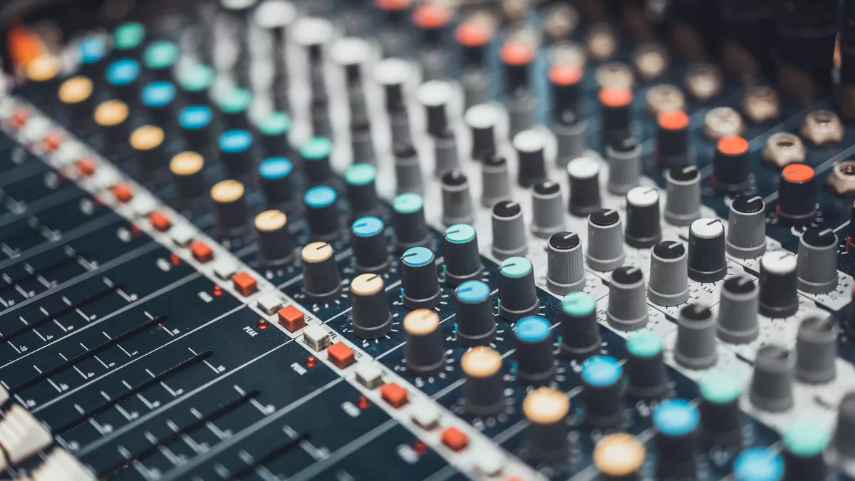 Veranstaltungstechniker kümmern sich um Licht und Ton