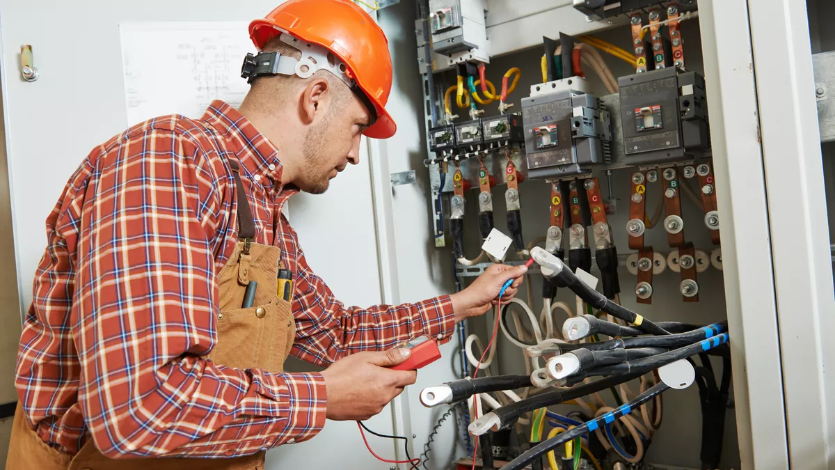 Elektrobetriebstechniker bei der Arbeit