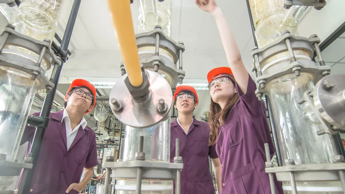 Bachelor of Engineering Chemieingenieurwesen bei der Arbeit