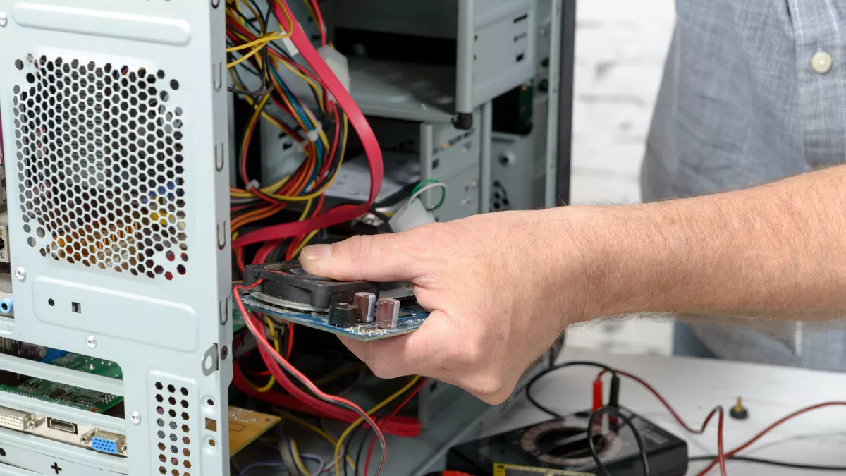 Fachinformatiker Fachrichtung Systemintegration bei der Arbeit.