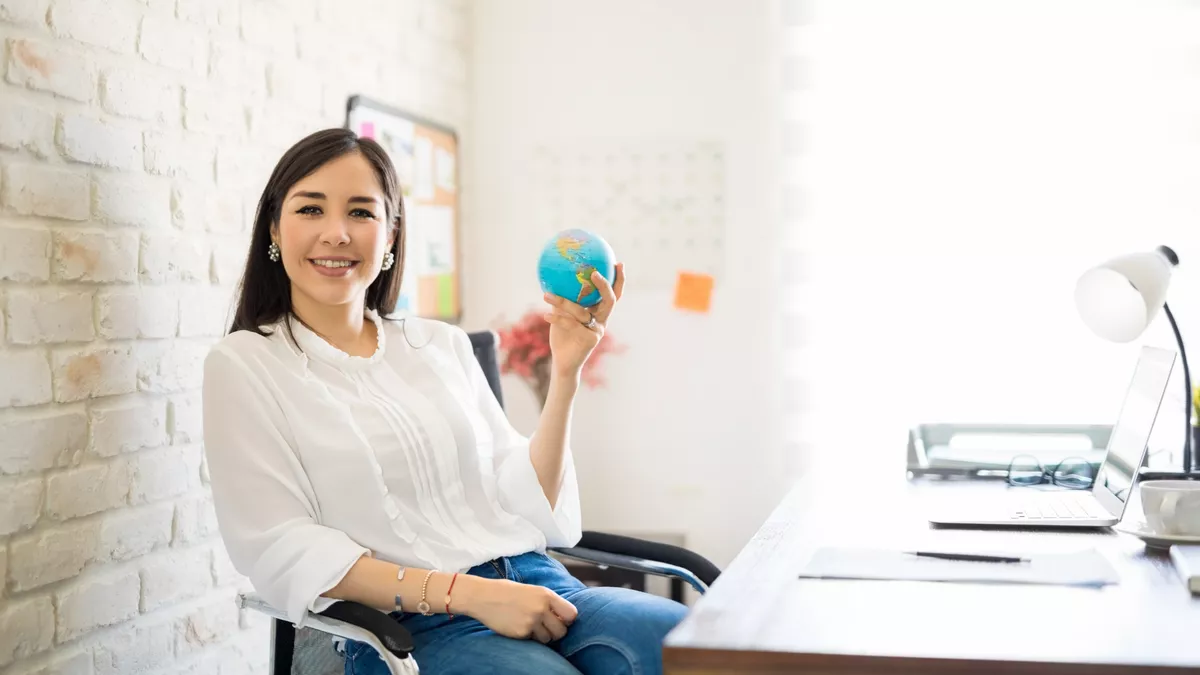 Betriebswirtin für internationales Management bei der Arbeit