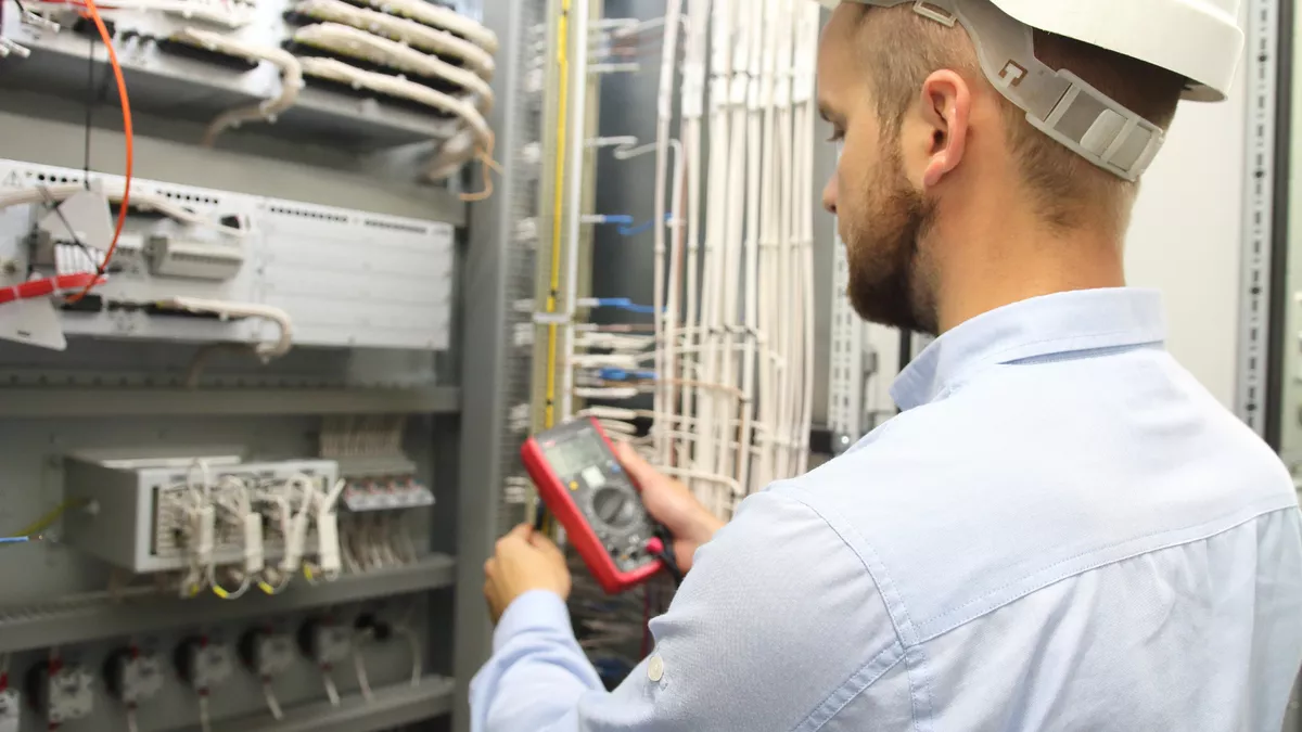 Elektroanlagenmonteur bei der Arbeit