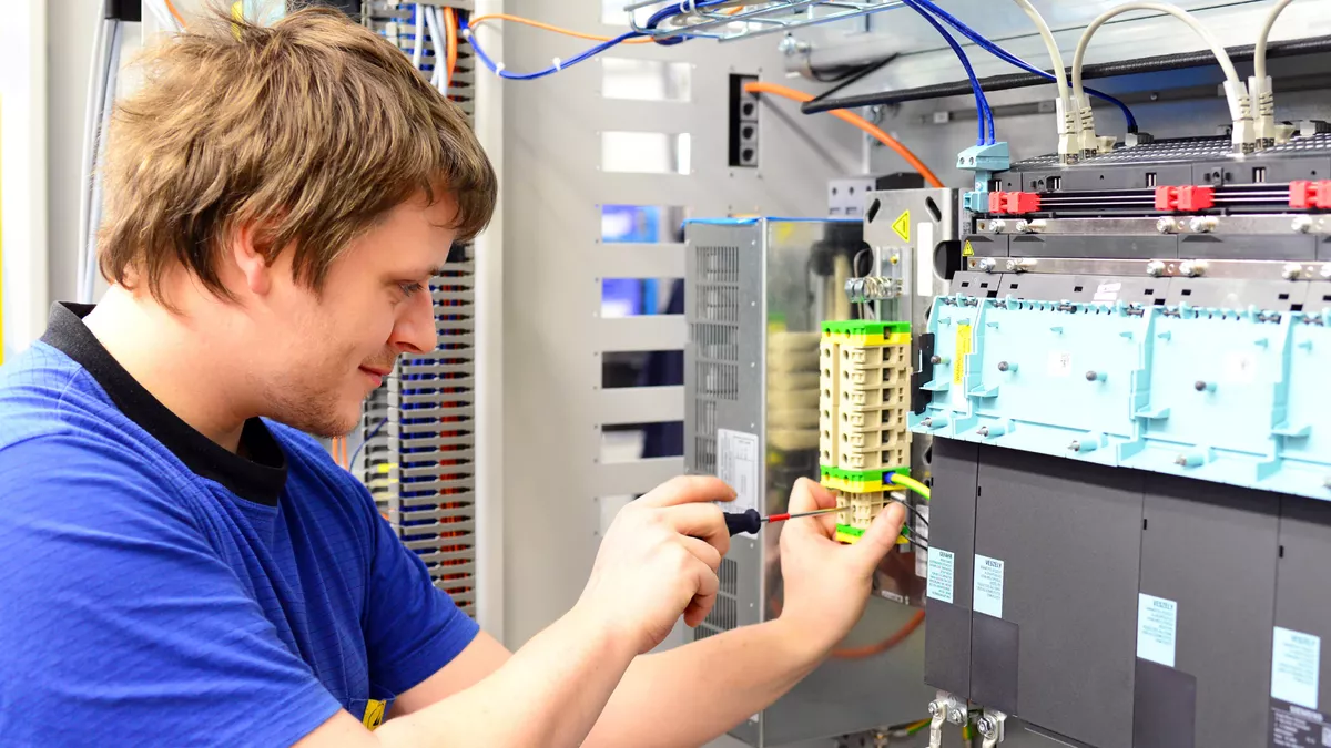 Elektroniker für Maschinen und Antriebstechnik bei der Arbeit
