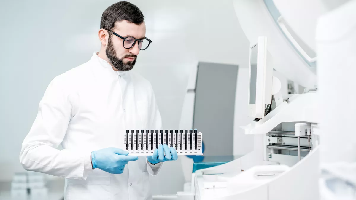 Medizinisch-technischer Laboratoriumsassistent bei der Arbeit