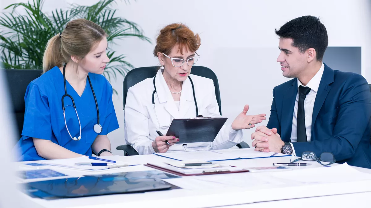 Bachelor of Arts Gesundheitsmanagement bei der Arbeit