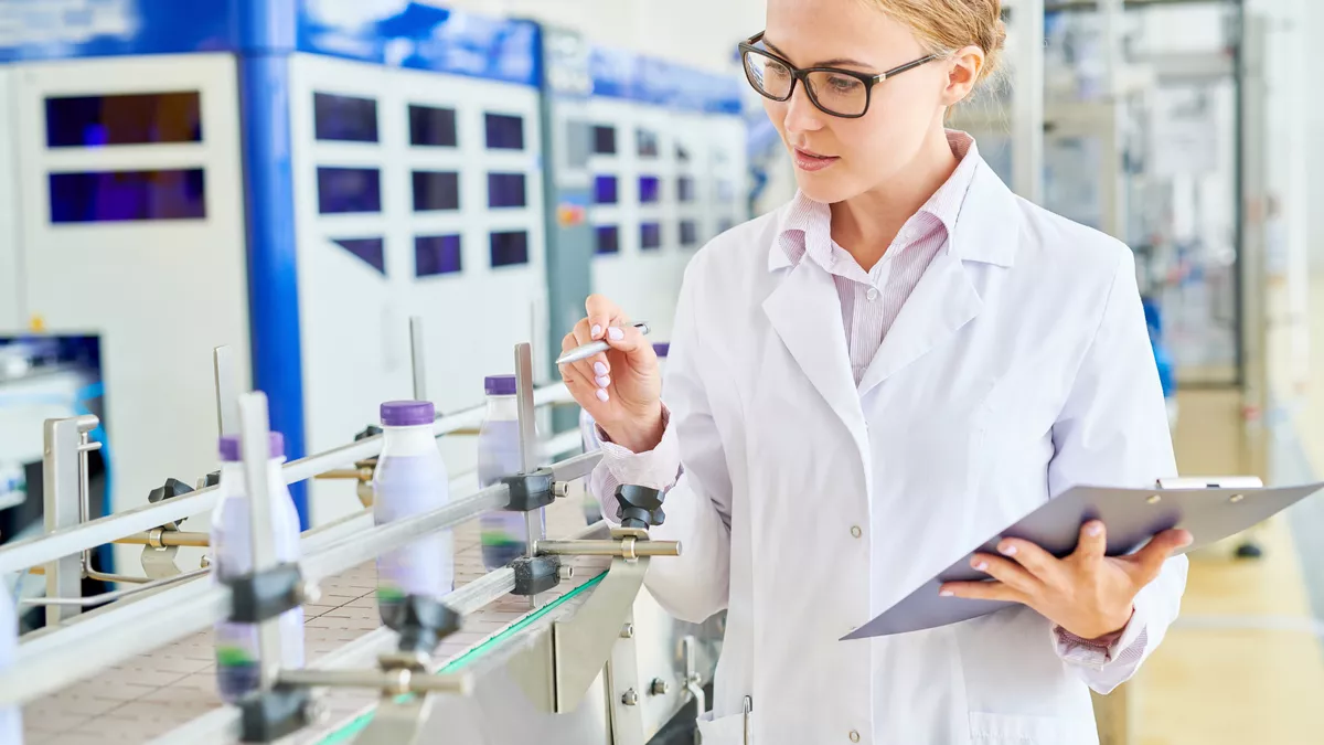 Verfahrensmechaniker für Beschichtungstechnik bei der Arbeit