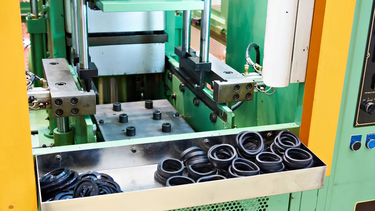 Verfahrensmechaniker für Kunststoff- und Kautschuktechnik bei der Arbeit.