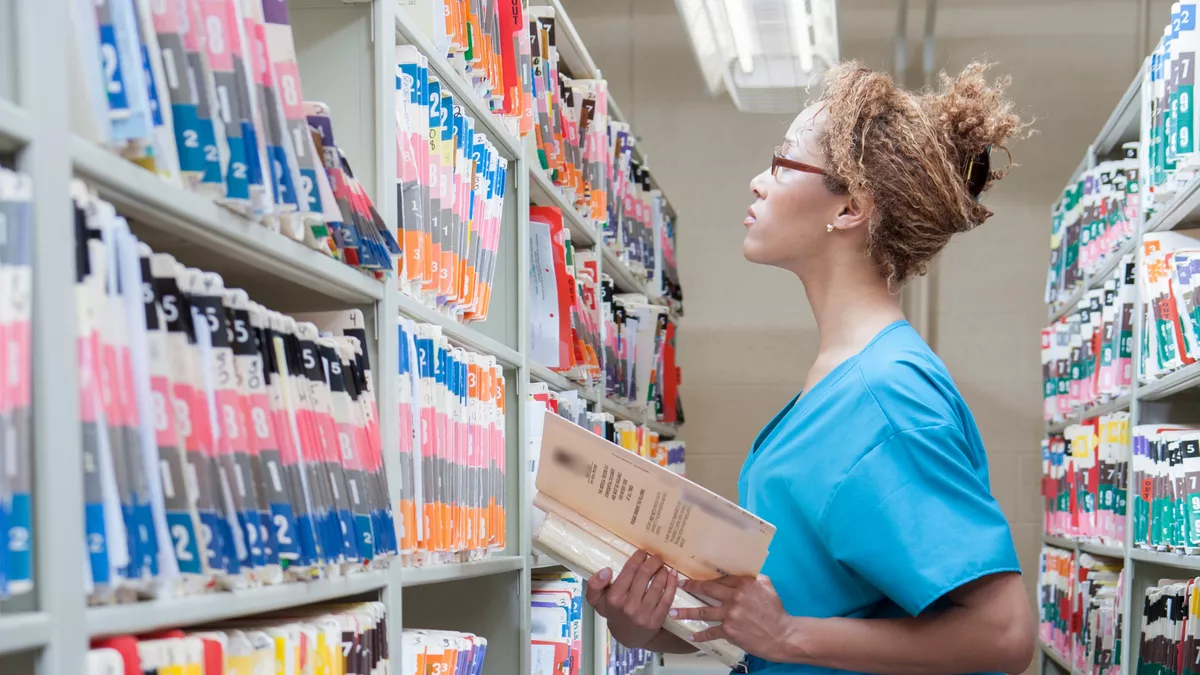 Medizinischer Dokumentationsassistent bei der Arbeit