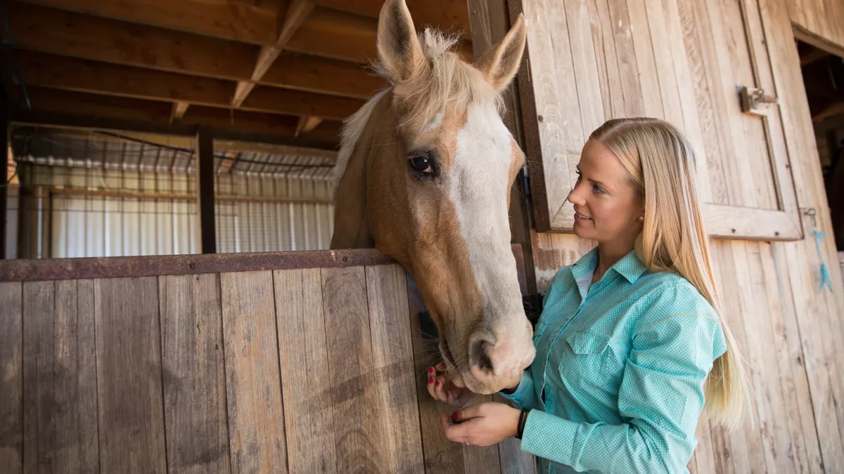 Pferdewirtin bei der Arbeit.
