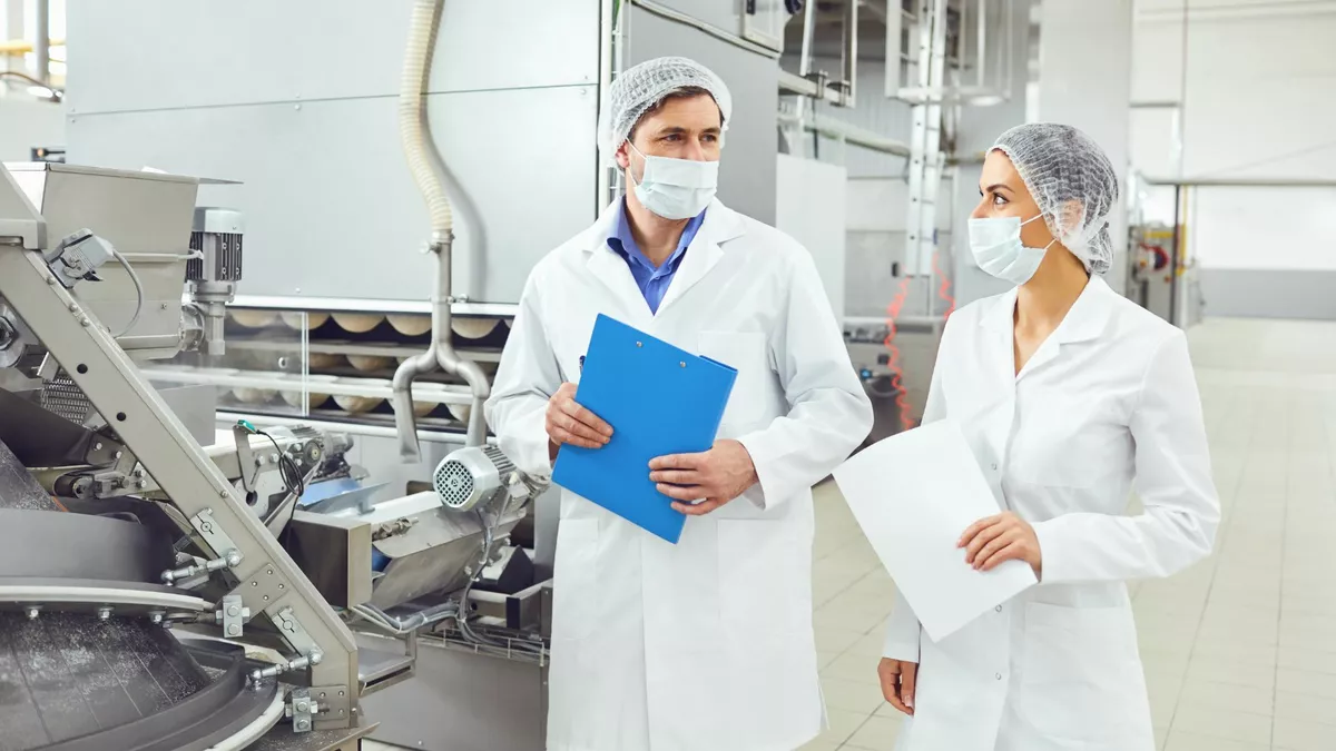 Süßwarentechnologen bei der Arbeit.