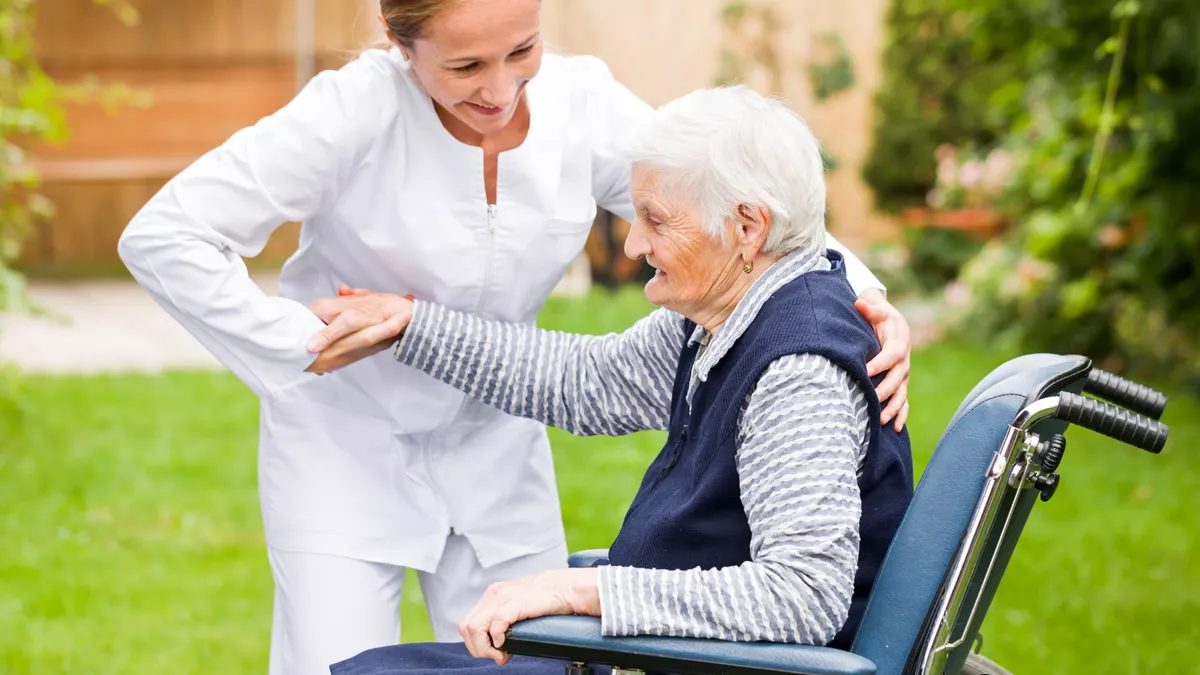 Altenpflegehelferin bei der Arbeit.